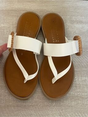 Italian Shoemakers Women's Neema Thong Sandals sz 7 white leather comfy shoes